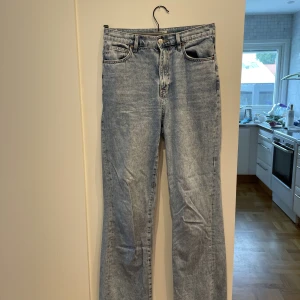 Ljusa straightleg jeans - Ett par fina jeans med ett rakt snitt och en hög midja, de är i fint skick och är mjuka i tyget, vilket gör dem väldigt bekväma.  Köpare står för frakt