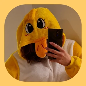 Kigurumi Kyckling / Anka  - Jättemjuk och gullig kigurumi!! Den har en öppning med dragkedja och svans i bak, och knappar i fram! Har något lagat hål under armhålan, inte synligt alls dock :)