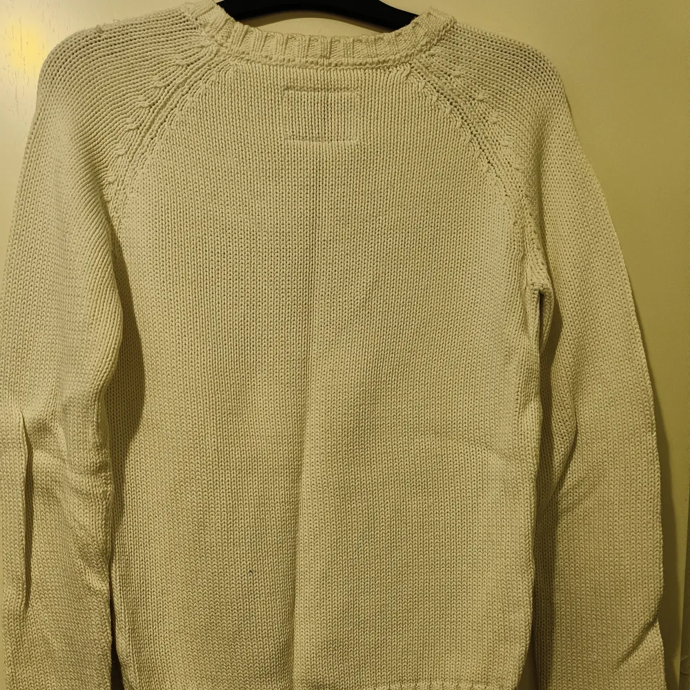 Säljer den här klassiska Bondelid tröjan, som är stickad.  Där är en enda skavank och det är vänster axel på baksidan av tröjan, se bild 2.   Om varan behövs skickas betalar köparen frakten.. Stickat.