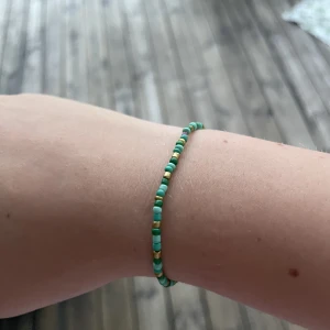 Grönt pärl armband - Stretchigt pärl armband🤍