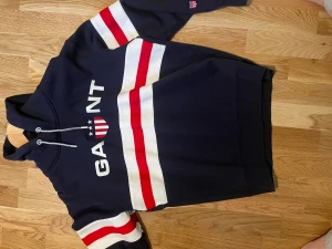 Gant Hoodie - Skick: Ny Storlek: M Passform: Relaxed Nypris: - Kontakta för fler bilder Jag: 170cm 65kg