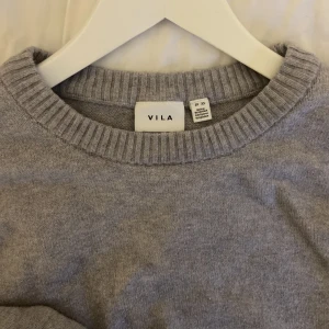 Grå stickad  - Super skön grå stickad tröja från vila. Säljer pga att den inte kommer till användning💗