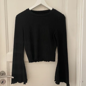 tröja - säljer denna tröjan då jag känner att det inte är min stil. knappt använd så är i väldigt bra skick! lagom tjockt material😊