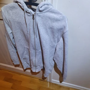 Grå ziphoodie - Säljer denna snygga gråa ziphoodien. Skicket är som ny och de är bara att höra av sig för mer info eller frågor