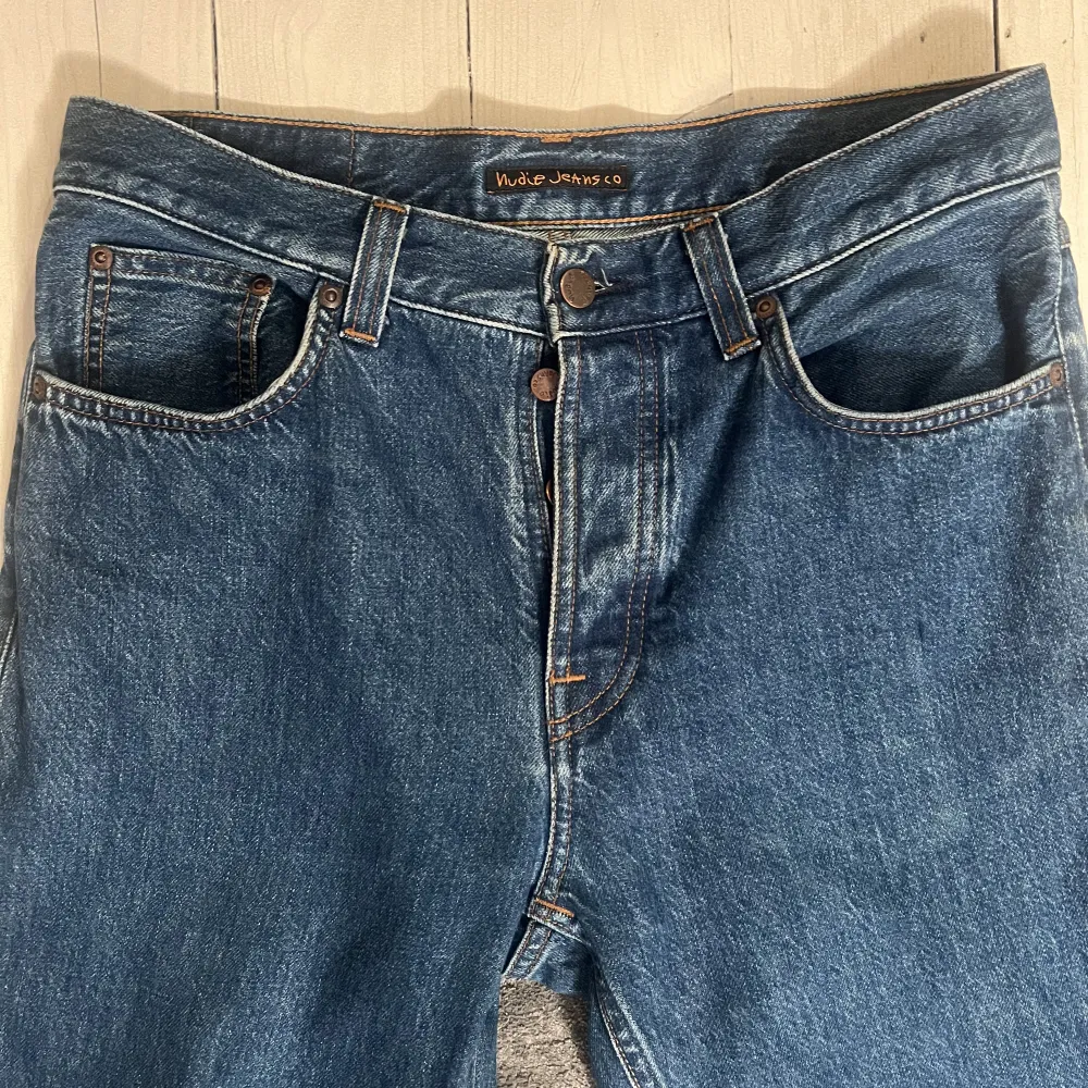 Säljer ett par snygga jeans från Nudie. Bra skick. Storlek 30/32. Modell Rad Rufus. Köpta på Nudies butik i Stockholm för 1600.. Jeans & Byxor.