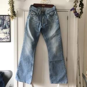 Lågmidjade jeans från Lee. Bootcut/Flare i modellen💓 Midjemått: 72 & innerbenslängd: 77💓 Har inga bilder med dem på för att dem är försmå!