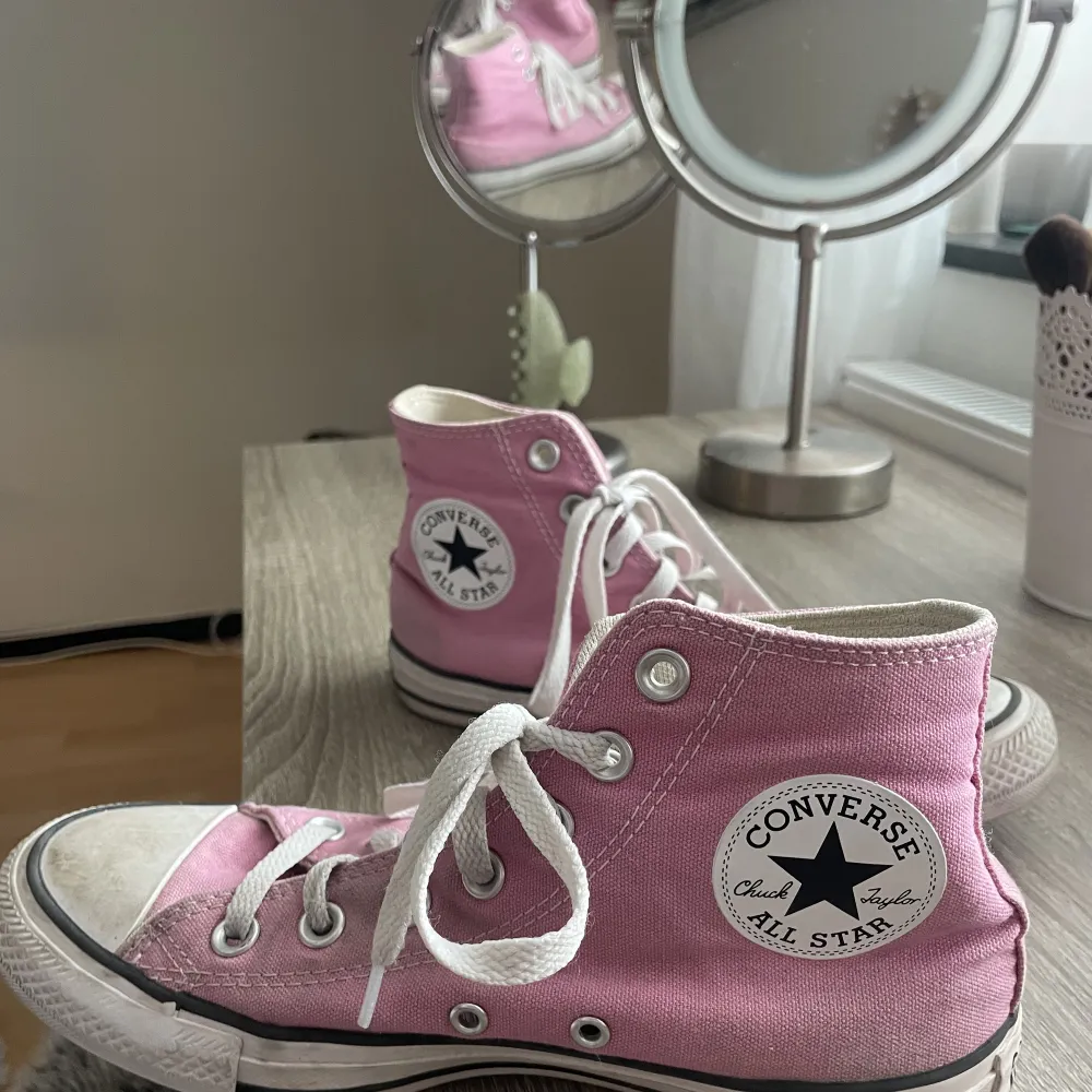 Säljer mina rosa converse, använda men fortfarande i fint skick💖. Skor.