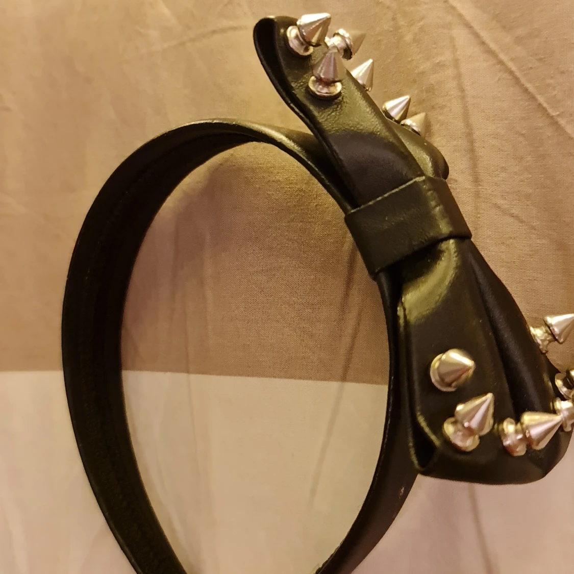 Diadem med rosett med nitar - 90