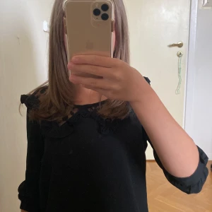 Blus - Super söt svart blus med trekvartsärm i storlek 34 och passar mig perfekt som brukar ha Xs/S💕💕skriv om du undrar något!