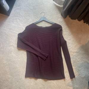 Säljer denna vinröda tröjan i storlek XS!☺️