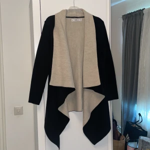 Zara knit - stickat - Stickat ”kofta” från Zara. Helt ny utan prislapp. Mycket fin i kvalite. Svart på utsidan, beige på insidan.