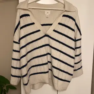 Säljer den här stickade tröjan från h&m i storlek M. Den är blå/vit randig och är jätteskön o mjuk. Den är lite kortare i armarna (trekvartslånga). Har knappt använts men som man ser på bilden är den nopprig.