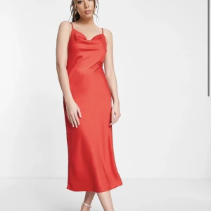 Slutsåld röd klänning satin - New Look – Röd slipklänning i satin med draperad ringning  Nypris 359,00 Aldrig använd, med prislappen på