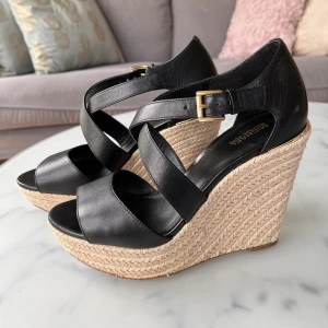 Michael Kors ”Abott Wedge” black stl 37 - Snygga kilklacksskor från MK, köpta på Boost, nypris 1600kr. Sparsamt använda och i gott skick. Stortlek 37, normal storlek.