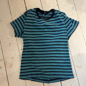 Randig t-shirt  - Säljer en randig blå t-shirt som är lite tajtare, den är insydd i ryggen💞