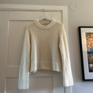 Stickad tröja från & Other stories  - Jättefin och mysig tröja från & other stories! Använt fåtal gånger och säljer på grund av att den inte kommer till användning. Skriv för fler bilder eller andra frågor! Köparen står för frakt! 😊🙌