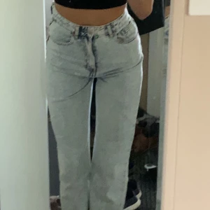 Jeans  - Högmidjade jeans med slits. Superfin färg, köpt på new yorker💕❄️ 