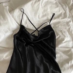 Svart sidenklänning - Säljer min svarta sidenklänning då den är för liten för mig som är 173 cm lång.