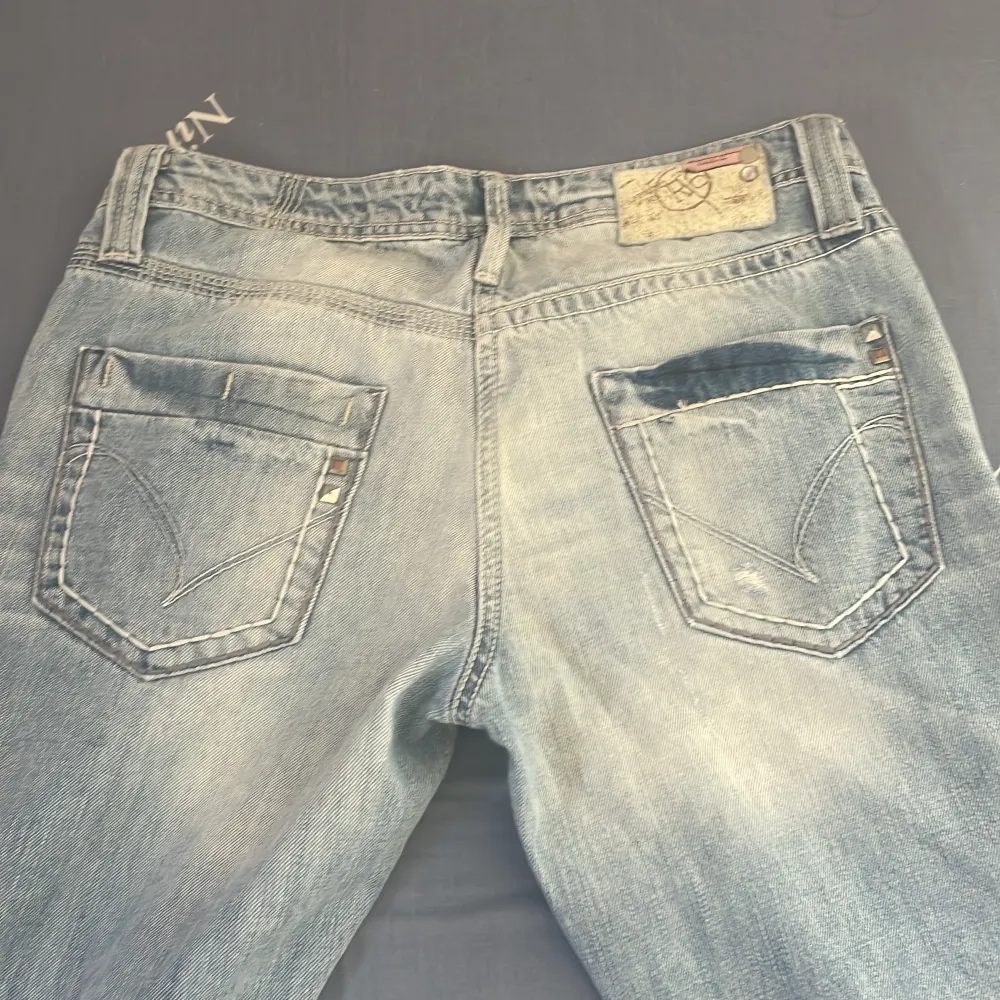 Super snygga lågmidjade jeans som tyvärr är för tajta på mig. Formar kroppen så fint! Hör av dig vid frågor/intresse. Postar eller möts upp i Stockholm.. Jeans & Byxor.