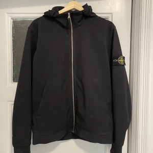 Stone island  - SI jacka köpt på nitty gritty i Stockholm 2019 för 4300kr. Den har använts flitigt därav priset💘