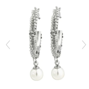 Örhängen från Edblad - Silver örhängen från Edblad med pärla. Den här modellen säljs inte längre, de är som nya då jag endast har använt dom en gång 🩷