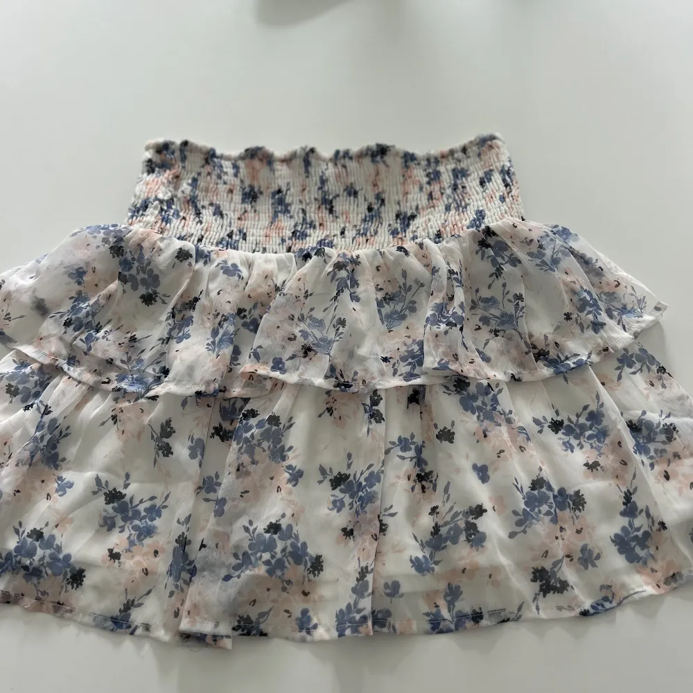 Säljer denna blommiga kjolen från Vero Moda då den är för stor för mig . Kjolar.