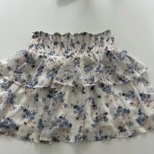 Säljer denna blommiga kjolen från Vero Moda då den är för stor för mig 
