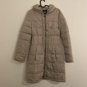 Elegant long jacket - Elegent Guess jacket. The it’s small cut, size on the jacket is mentioned as 42 but it will fit if you are size 34 or 36