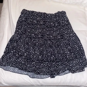Kjol - Säljer denna supergulliga kjol. Den har ett svart vitt mönster och passar till allt! 