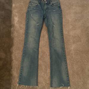 Jag säljer mina Lågmidjade bootcut jeans pga av att dom inte har kommit så mycket till användning dom är lite korta på mig som är 170cm,storlek 25/32