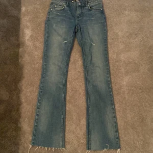 Lågmidjade jeans  - Jag säljer mina Lågmidjade bootcut jeans pga av att dom inte har kommit så mycket till användning dom är lite korta på mig som är 170cm,storlek 25/32