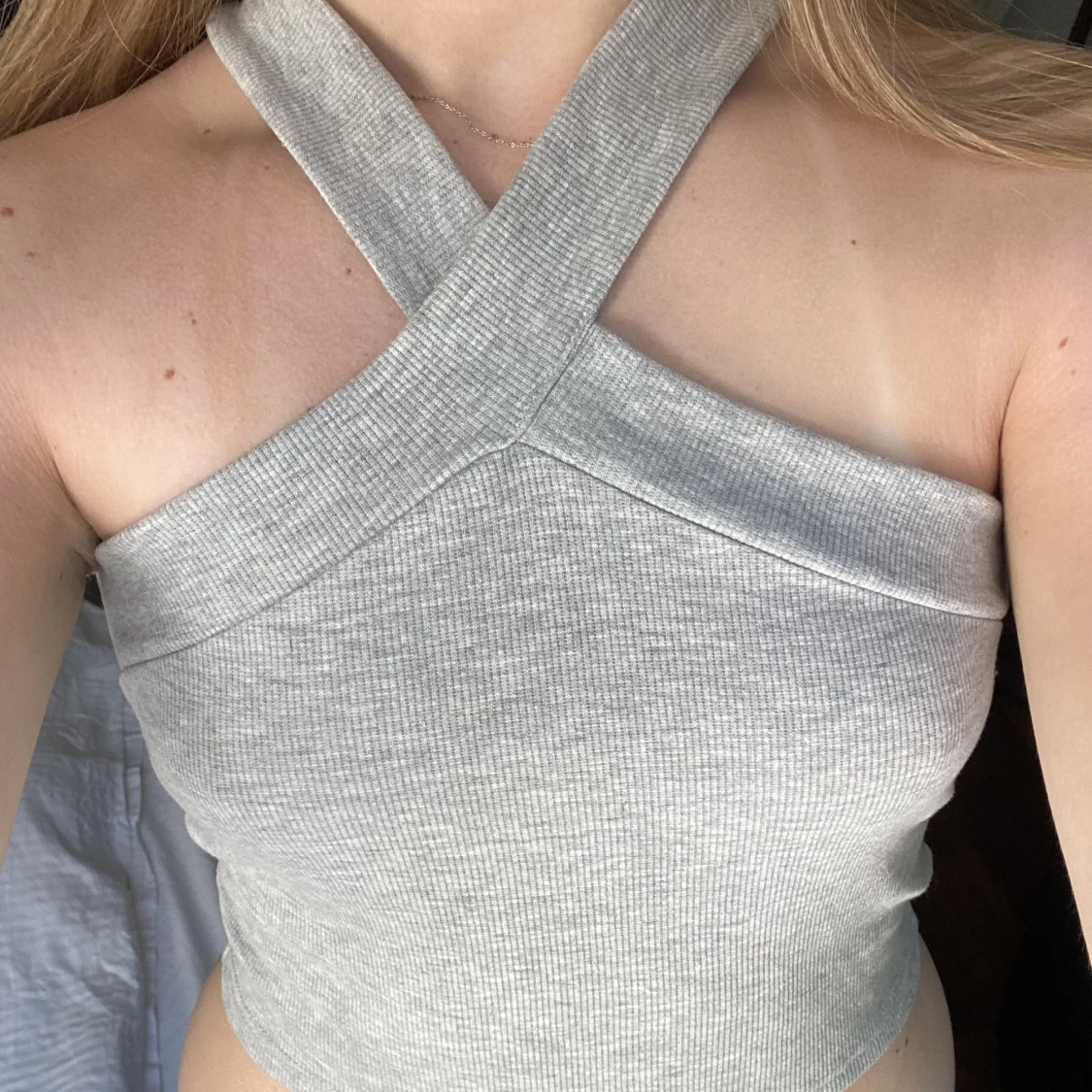 Grå topp med kors - 91