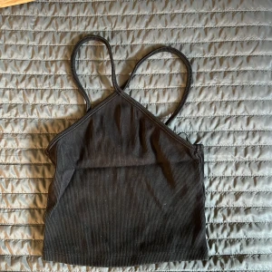 Topp - Säljer två av dessa toppar från zara. En i svart och en i rosa. Båda är i storlek M