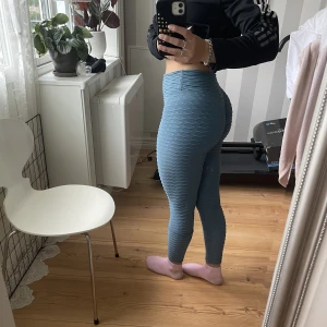 Scrunch tights - Tights med scrunch ifrån rapidwear. Fick i present och har använts 1 gång, så de är i fint skick. Nypris var 700kr. Storlek S. Går bra att använda ”köp nu” annars skriv ett meddelande!☺️