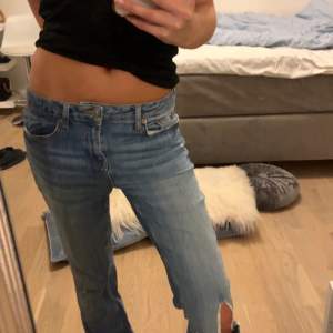 Lågmidjade jeans i storlek 36
