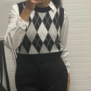 Söt kort stickadtröja - Storek: S/M (beror på) Från: H&M  Pris: 100kr (kan diskuteras)