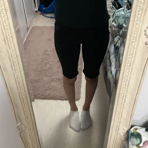 Svarta highwaist jorts - Jätte snygga svarta jorts, stl M men passar mig bra som har XS