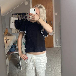 topp - assnygg topp ifrån hm🔥🔥🔥 säljer då den inte kommit till någon användning, så fint skick🙏🏼!!❣️