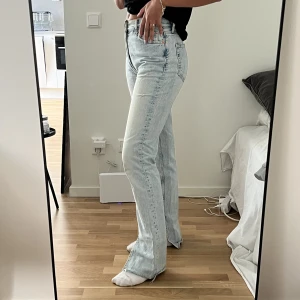 Jeans - Ljusblåa jeans från Gina Tricot med slits på innersidan. Medelhög midja. 