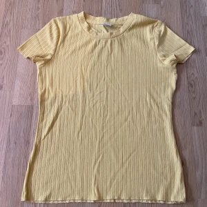 Tshirt - Gul T-shirt, ribbad i tyget💛