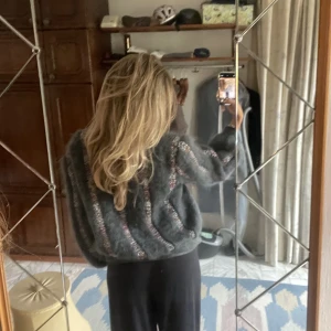 Kofta  - Super skön och varm grå kofta med glitter detaljer!💗Köpt på Nk för ca 800kr💗