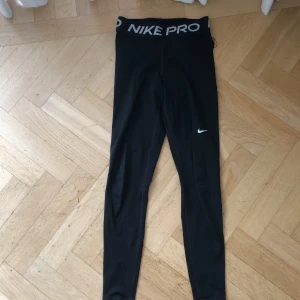 Nike pro träningsbyxor  - Ganska väll använda men fortfarande i bra skick. Pris kan diskuteras!