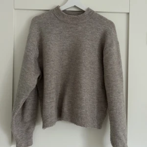 Stickad tröja  - Beige stickad tröja från H&M i bra skick. Storlek S