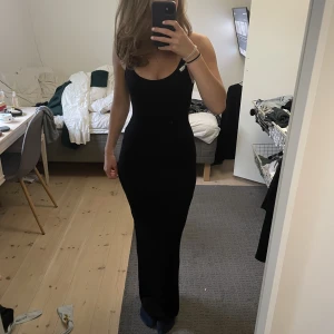 Skims dupe - Säljer denna super snygga skims likande klänningen eftersom jag inte fått användning för den, kramar om kroppen super fint. Aldrig använd, så super bra skick💕 bra längd för mig som är 170, men justerbar då den e stretchig💕