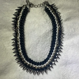 Stud chocked necklace - Säljer denna coola nit chockerna då jag inte använder den. Sparsamt använd och väldigt bra sätt att spicea upp en outfit. Pris kan diskuteras, skriv gjärna vid frågor/ funderingar.💕🖤