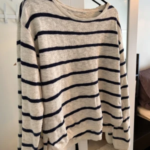 Stickad tröja - Randig stickad tröja från H&M tror jag. Har använts 3 eller 4 gånger och har inga defekter alls. Ganska stor hals uringning. Den är troligtvis i S. 😇😇 