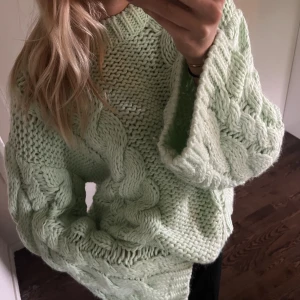 Stickad tröja - Säljer nu min superfina och mysiga stickade tröja från NAKD då den tyvärr inte kommer till användning, köparen står för frakt💕