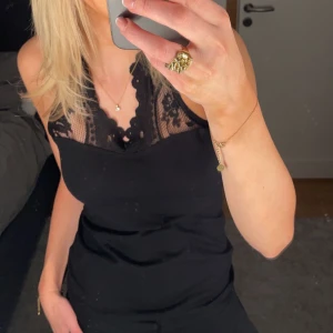 Linne - Svart linne med spets från hm i storlek S🤍