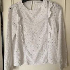 vit blus - säljer denna så fina blusen som jag använt 2 gånger, passar till allt🙌🏻