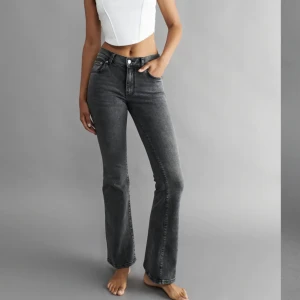 Low Waits jeans - Ett par jättefina mörkgrå från Gina tricot💗 köpte för 500kr som nya💗 Har använt lite men nu använder jag dom inte💗 Och dom ser nya ut💗Finns inget som är trasigt eller så💗